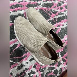 Donald pliner like new shoes size 7